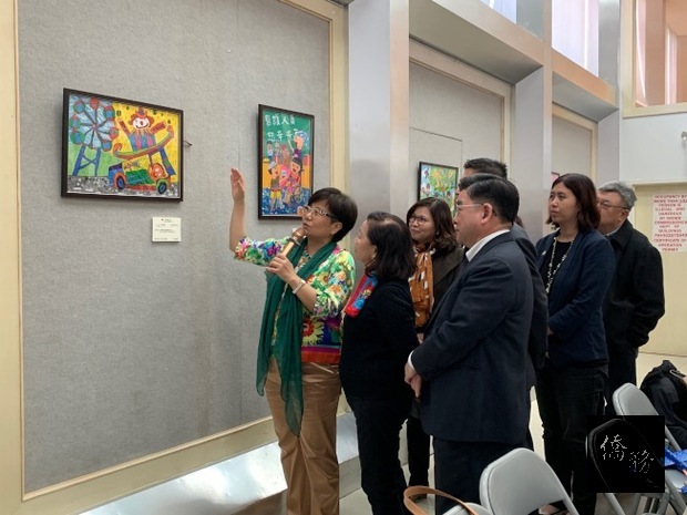 張慧芳向參展者講解孩子們的創作理念。