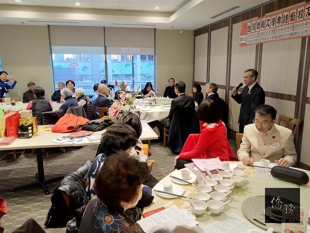 譚廣添介紹本地傑出校友及報告會務。