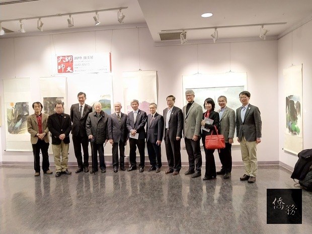 吳正己率領臺師大訪團參觀美術系系友舉辦的「師美展」，系友會會長廖武藏（左5）。