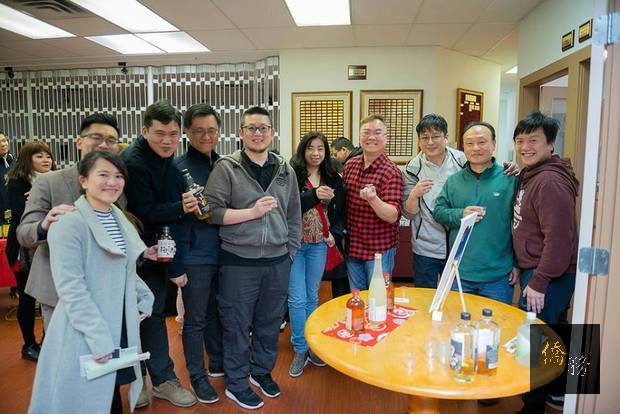 卑詩省台灣青年商會廚藝教室場外會員交流。