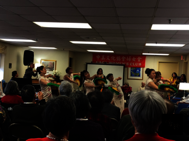 中美文協婦女會愛心娛老，夢幻貓咪歌舞團員穿著旗袍載歌載舞，很吸睛。