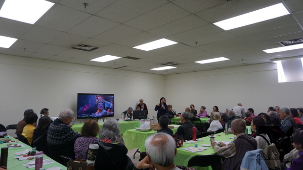 多倫多文教中心主任李叔玲介紹休士頓文化導覽團隊在當地推廣臺灣文化成果。