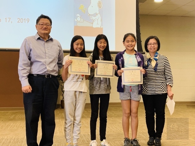 聖地牙哥中華學苑舉行「班級中文打字比賽」，六甲前三名廖凱倫、漢芯羽和李丹慧，與校長孫麗敏（右一）、僑務諮詢委員謝家樹（左一）合影。