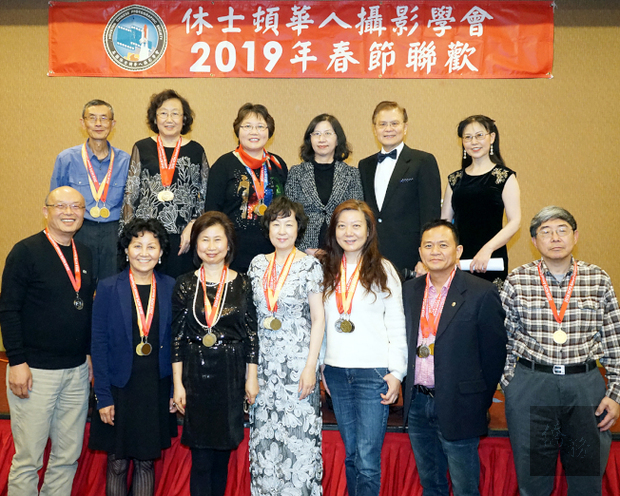 文教中心主任陳奕芳（後右三）、華人攝影協會會長關本俊（後右二）與獲獎會員合影。
