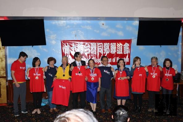 賴李迎霞（右六）致贈所有理事一件印有台灣標誌T恤及一枚獎章，感謝他們兩年來的支持