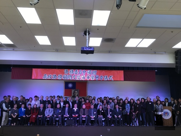 馬鍾麟(前排中)與所有觀禮來賓合影。