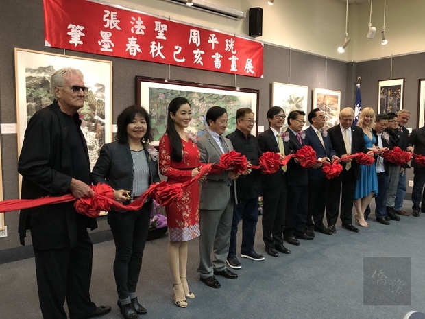 張法聖與周平珖藝術家3月30日在文教中心舉辦「筆墨春秋」已亥書畫展開幕剪綵儀式。（世界日報提供）