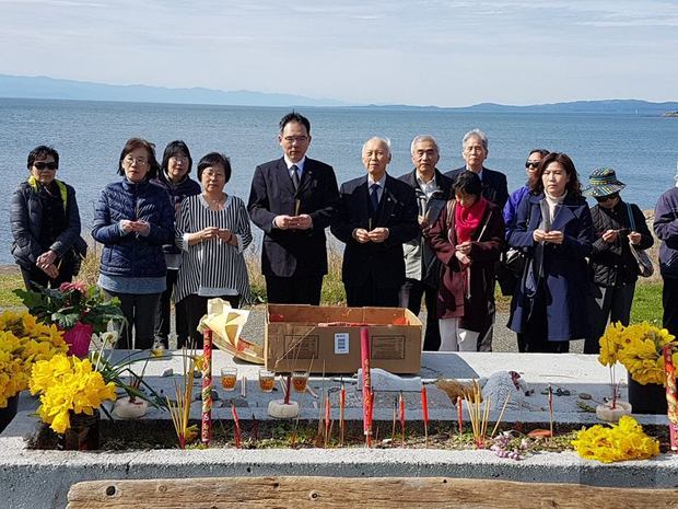 加拿大卑詩省府維多利亞華人墓園祭祀先僑,主祭者夏基陸(左5)、江佳慧(右2)及周步發(左6)陪祭。