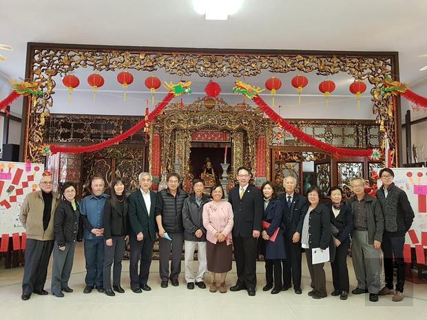 一行人於域多利中華會館3樓合影,左4起:李美滿、關百慎、林寶榮、黃吳紫雲夫妻、夏基陸、江佳慧、周步發、樓渺渺。