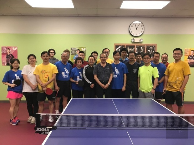 北卡華美協會舉辦第一屆乒乓球比賽，由前美國國家隊教練閔仕禮(前排右五)和台灣國手莊智淵少年時期教練肖愛萍(前排右六)指導。