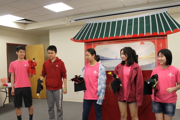 學員們分組介紹戲偶角色並上台表演，玩得不亦樂乎。