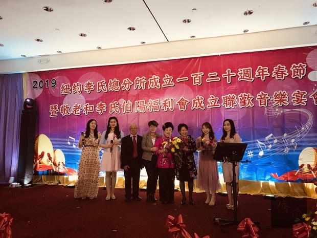 徐儷文(右四)應邀擔任該晚音樂宴會開場演唱來賓,演唱「相思河畔」、「甜蜜蜜」等歌曲,博得滿棠喝采。