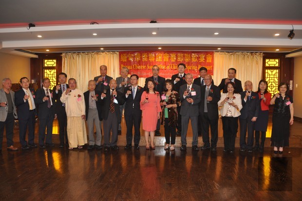 緬甸華僑聯誼會重要幹部暨出席貴賓敬酒：前排左7-10馮景旺、黃鈞耀、黃于紋、李黃群英
