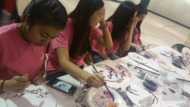 「海外民俗文化種子教師在地研習」，FASCA青少年學員練習金魚水墨彩畫與團扇製作，作品有年輕人的巧意。