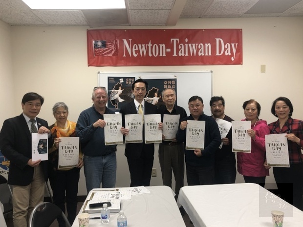 2019年度牛頓台灣日將在5月4日於僑教中心旁的台灣花園廣場舉行。圖為徐佑典(左四)、萊斯(左三)和歐宏偉(左一)與台灣日籌備委員會部分成員手持宣傳海報合影。