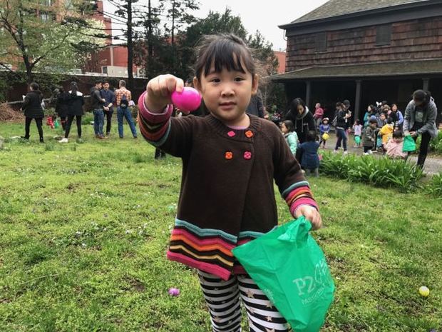 4歲的薛安妮展示自己找到的彩蛋。（世界日報提供）