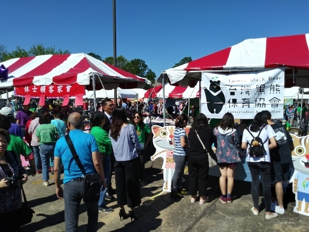 休士頓台灣同鄉會20日上午在台灣人活動中心舉辦第六屆「Taiwan Yes Festival台灣節」，吸引數千民眾參加，品嘗台灣特色美食及有趣好玩的台灣夜市遊戲。（世界日報提供）