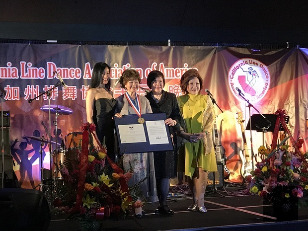 林貴香(左二)獲頒總統貢獻獎。