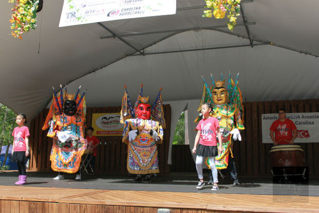 台藝會青少年團隊的「電音三太子鼓隊」在凱瑞兒童日慶典上的表演結合台灣傳統民俗和現代街舞。（世界日報提供）