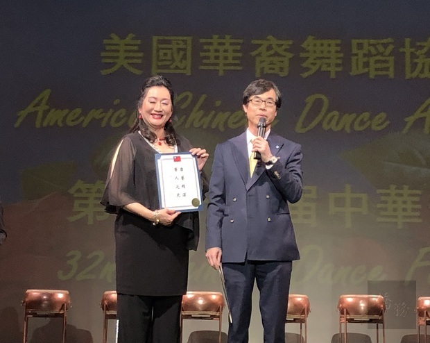 翁桂堂肯定袁璐推廣舞蹈文化之貢獻。