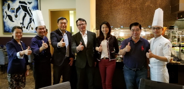 溫國智(左二)及陳瑞昌(右一)與錢冠州(左四)、僑務顧問吳北才(右二)、鄭博文(左三)及周美倫(右三)合影。（世界日報提供）