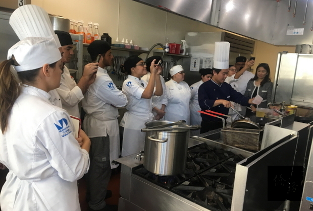 溫國智(著黑色廚袍者)為Miami Culinary Institute學生進行臺菜及臺灣小吃示範教學。（世界日報提供）