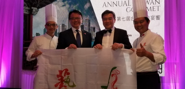 溫國智(右)、陳瑞昌(左一)在晚宴後與錢冠州(左二)及鄭博文(右二)合影。（世界日報提供）