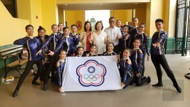 僑胞到賽場探望隊員。（世界日報提供）