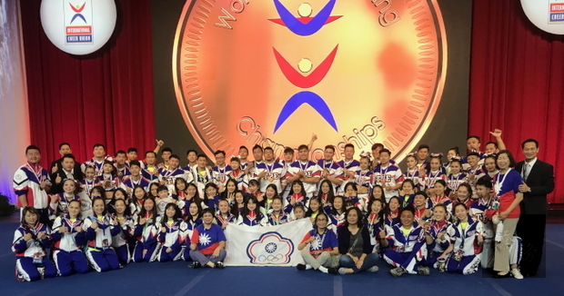 中華台北啦啦隊在閉幕典禮後與僑胞合影。（世界日報提供）