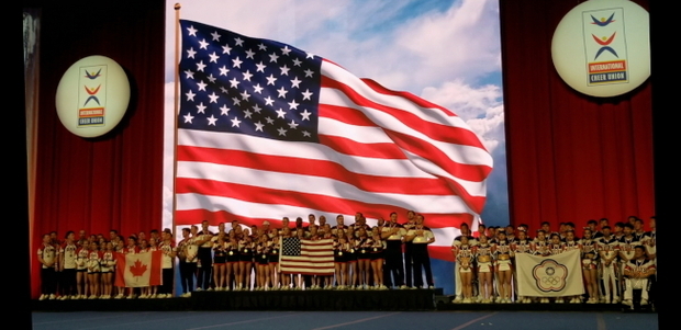 2019 ICU世界啦啦隊錦標賽最高級勁拉組頒獎，金牌美國隊(中)、銀牌加拿大(左)，銅牌中華台北隊(右)。（世界日報提供）