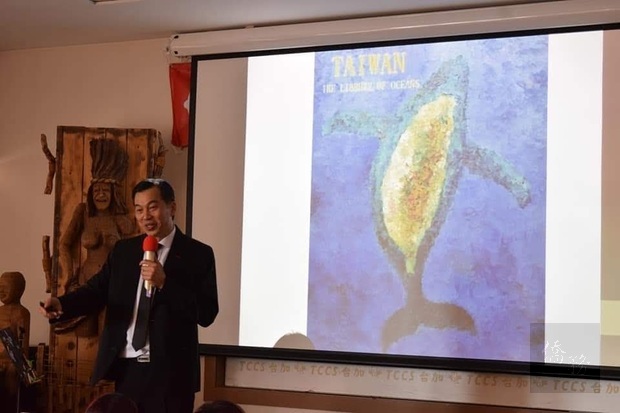 陳剛毅在紐約創作鯨魚意象畫作,象徵臺灣人民不屈不撓地海洋民族精神。