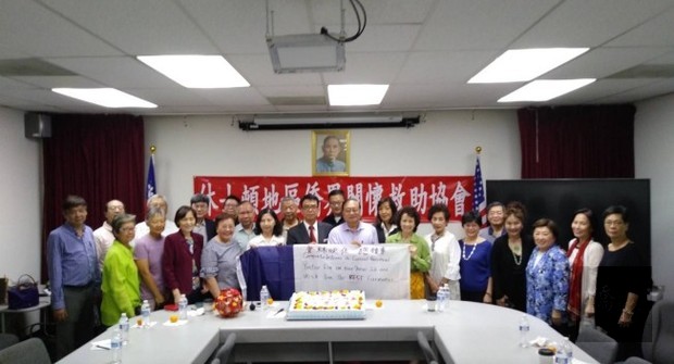 休士頓地區關懷救助協會4日下午於華僑文教服務中心舉辦年會，並歡送即將榮調至南非開普敦擔任中華民國駐開普敦辦事處處長的林映佐（前排左七）。