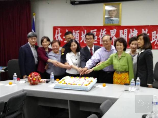 休士頓地區關懷救助協會年會中和僑胞們分享蛋糕及歡送林映佐。