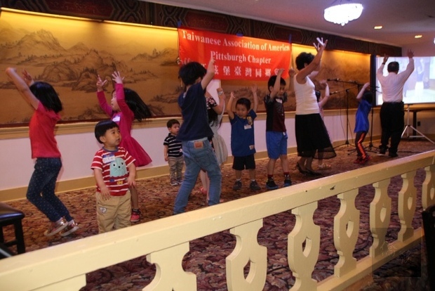 小孩在舞台上興奮的表演。