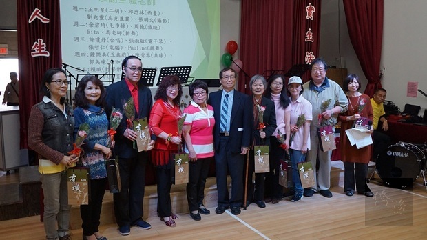 福爾摩莎長青學苑致贈禮物感謝任課老師們一年來的認真教學。