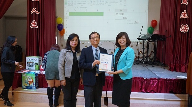 徐詠梅(左)與李叔玲(右)代表僑委會頒發107年國慶有功團體獎狀予王人英(中)。