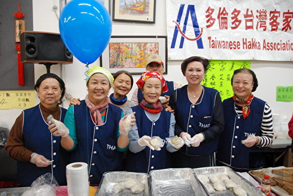 臺灣小吃園遊會客家攤位的菜包、紅龜粿等美食。