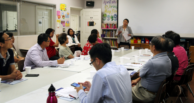 泛亞社區中心副執行長維多莉亞.黃(Victoria Huynh中立者)呼籲社團負責人發揮力量,促使每名華人在人口普查中不被遺漏。(世界日報提供)