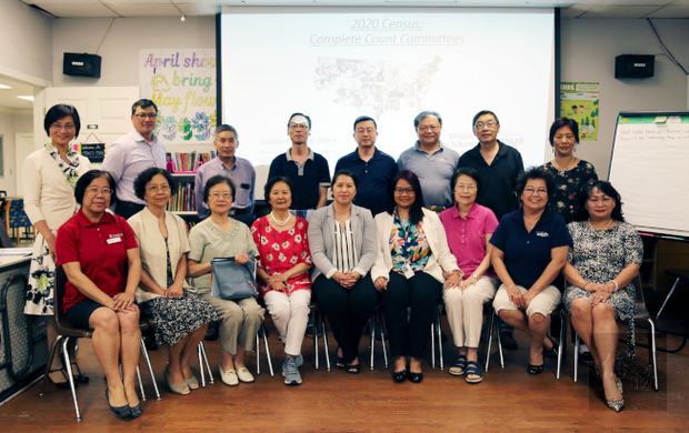 部分參與首次「華人完全統計小組委員會」會議的社團負責人,與推動人口普查工作的泛亞主要負責人合影。前排中為泛亞中心副執行長維多莉亞.黃,左一為華裔社工譚素文。(世界日報提供)