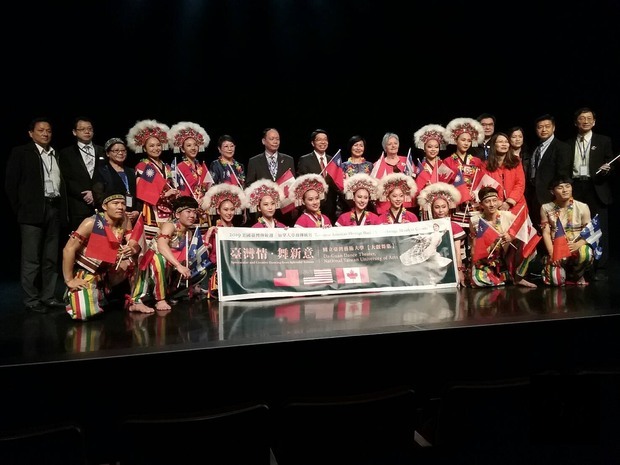 駐加拿大代表處陳文儀代表(左八)、蒙特婁多位僑領及大觀舞集成員合照。