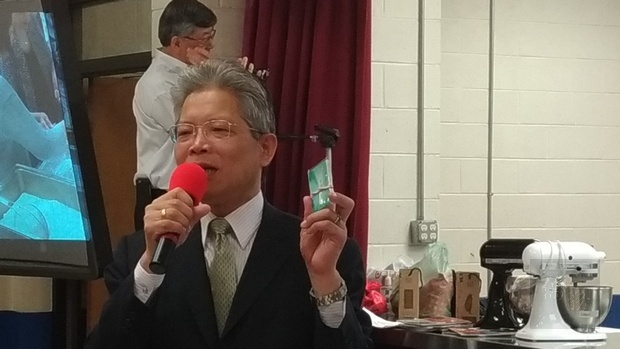 陳世池於美食巡迴展德拉瓦站向僑胞推廣僑胞卡。
