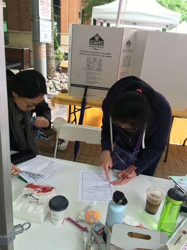 5月11日馬州洛城珍珠奶茶節僑胞申辦僑胞卡情形。