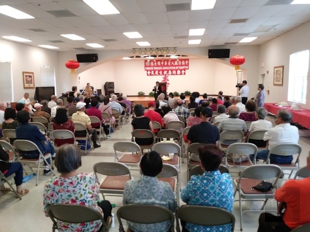 休士頓中華老人服務協會18日下午於晚晴公寓舉辦第二季度會員慶生會，數十位長者同樂。（世界日報提供）