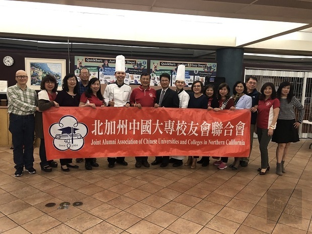 北加州中國大專校友會聯合會幹部與美食廚藝巡迴講座二位老師合影。