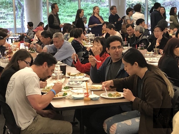 參加美食廚藝巡迴講座來賓享用臺灣小吃。
