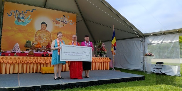 溫哥華佛光山覺初法師（中）及國際佛光會溫哥華協會慕談台花（右）捐贈支票與加拿大防癌協會代表。