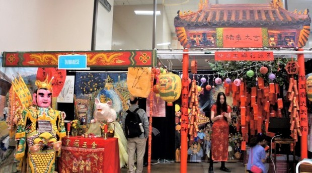 明尼蘇達州聖保羅市日前舉辦了萬國節活動，這場已有86年歷史的大型慶典，今年內容豐富多元，包括各民族展示具特色的文化、藝品與小吃。（世界日報提供）