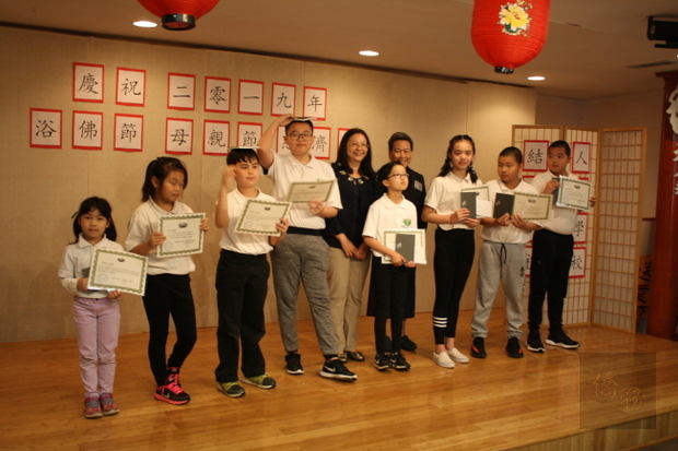 傅瑾玲頒發獎狀給在日前參加正體漢字文化節書法比賽獲得名次的慈濟人文學校學生。（世界日報提供）