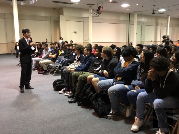 翁桂堂鼓勵學生未來到臺灣親自體驗臺灣多元文化。(世界日報提供)