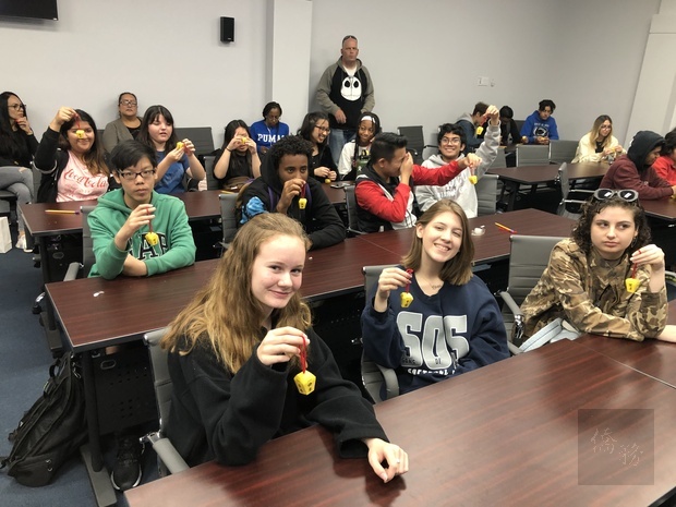 學生製作小天燈及寫上中文祝福語。(世界日報提供)